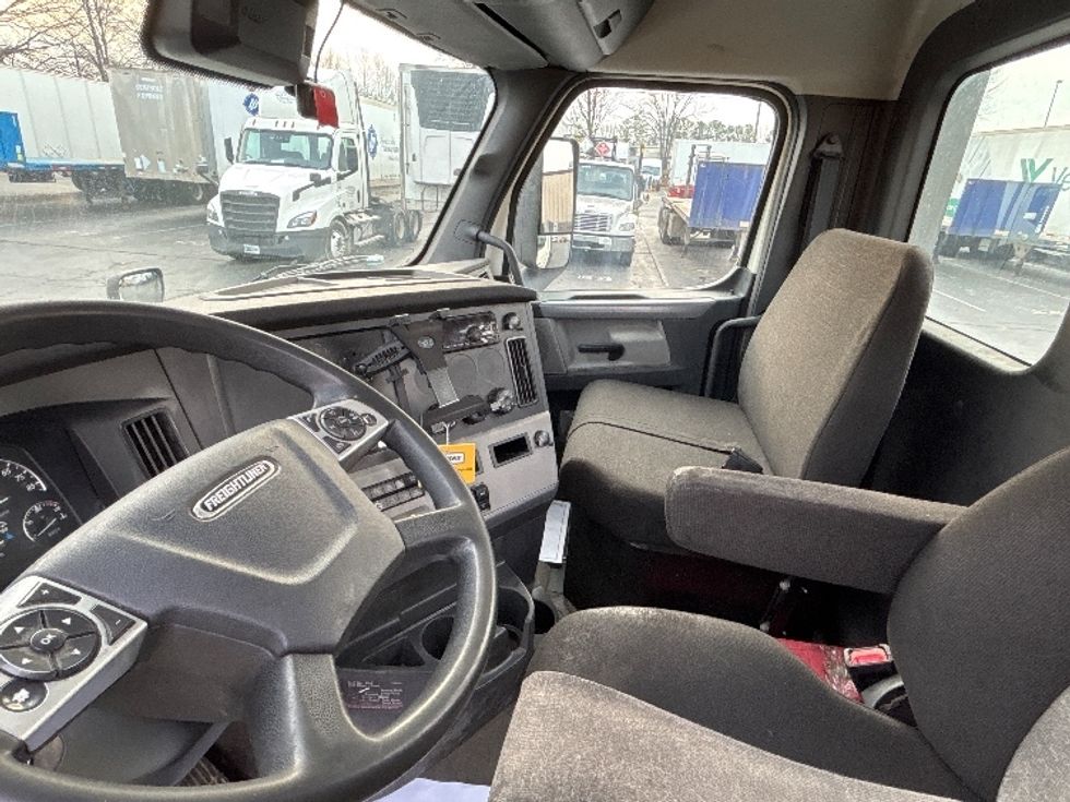 Day Cab Tractor-Heavy Duty Tractors-Freightliner-2021-T12664ST-Charlotte-NC-485,965\n\t\tmiles-$ 49,000 - Image 10