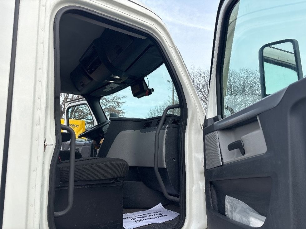 Day Cab Tractor-Heavy Duty Tractors-Freightliner-2021-T12664ST-Charlotte-NC-485,965\n\t\tmiles-$ 49,000 - Image 12