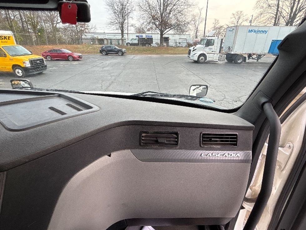 Day Cab Tractor-Heavy Duty Tractors-Freightliner-2021-T12664ST-Charlotte-NC-485,965\n\t\tmiles-$ 49,000 - Image 13