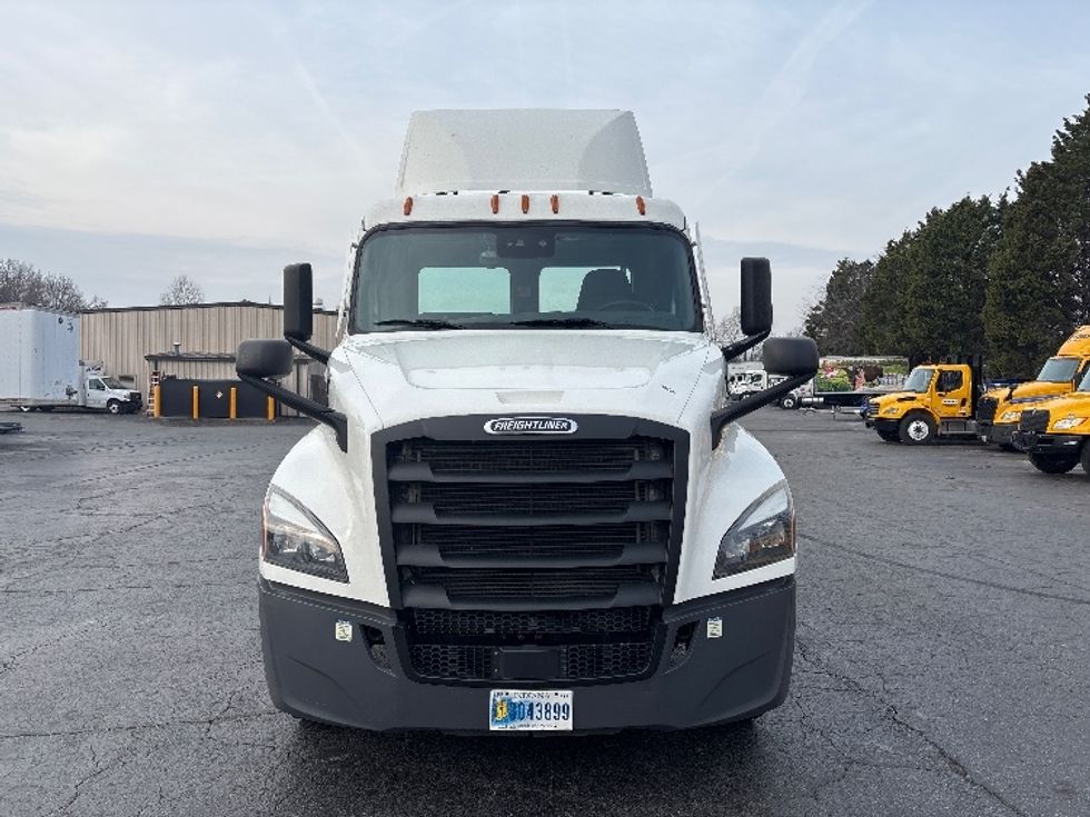 Day Cab Tractor-Heavy Duty Tractors-Freightliner-2021-T12664ST-Charlotte-NC-485,965\n\t\tmiles-$ 49,000 - Image 2