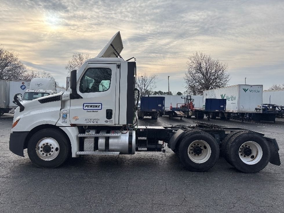 Day Cab Tractor-Heavy Duty Tractors-Freightliner-2021-T12664ST-Charlotte-NC-485,965\n\t\tmiles-$ 49,000 - Image 4