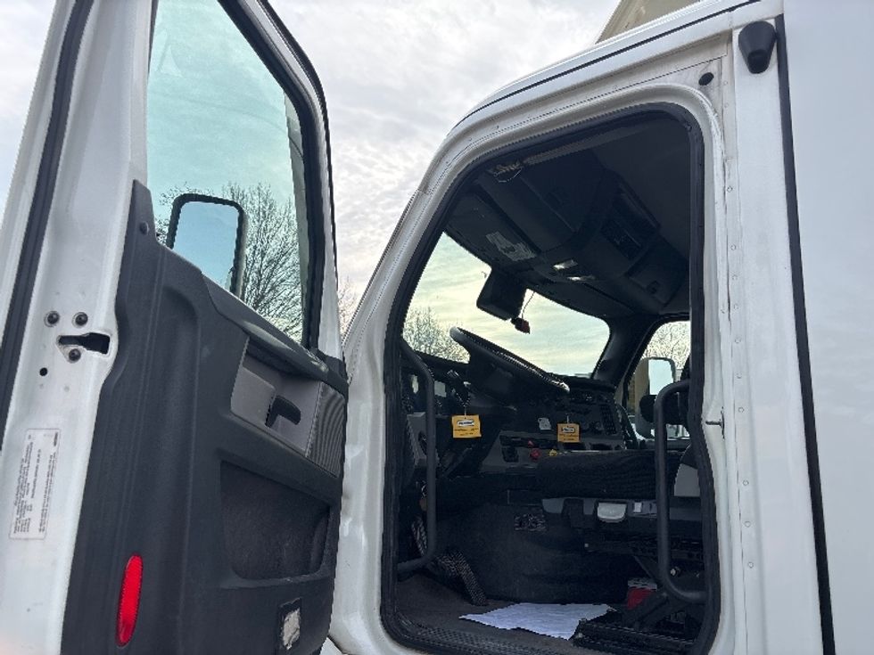 Day Cab Tractor-Heavy Duty Tractors-Freightliner-2021-T12664ST-Charlotte-NC-485,965\n\t\tmiles-$ 49,000 - Image 9