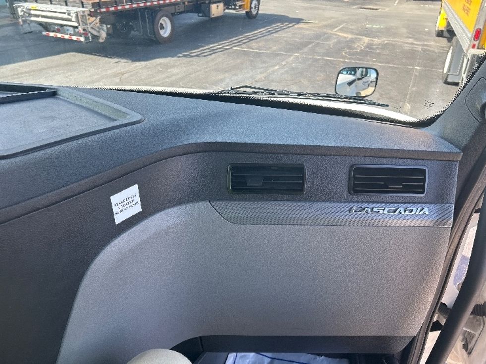 Day Cab Tractor-Heavy Duty Tractors-Freightliner-2021-T12664ST-Charlotte-NC-596,258\n\t\tmiles-$ 41,500 - Image 13