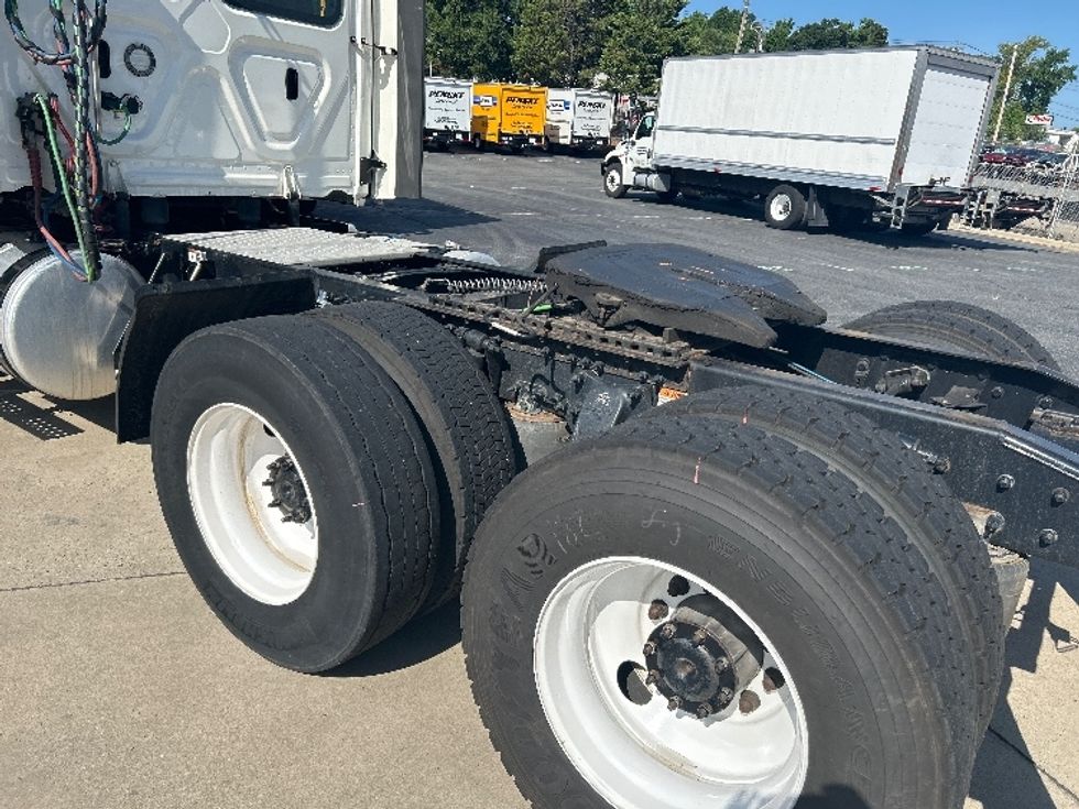Day Cab Tractor-Heavy Duty Tractors-Freightliner-2021-T12664ST-Charlotte-NC-596,258\n\t\tmiles-$ 41,500 - Image 17