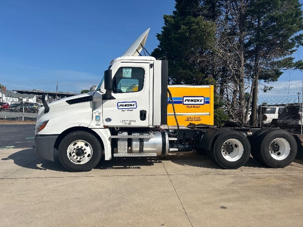Day Cab Tractor-Heavy Duty Tractors-Freightliner-2021-T12664ST-Charlotte-NC-596,258\n\t\tmiles-$ 41,500 - Image 4