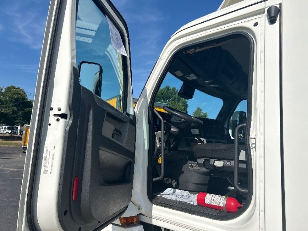 Day Cab Tractor-Heavy Duty Tractors-Freightliner-2021-T12664ST-Charlotte-NC-596,258\n\t\tmiles-$ 41,500 - Image 9