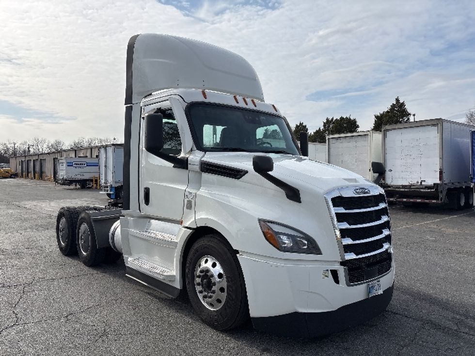 Day Cab Tractor-Heavy Duty Tractors-Freightliner-2021-T12664ST-Charlotte-NC-728,711\n\t\tmiles-$ 29,000 - Image 1