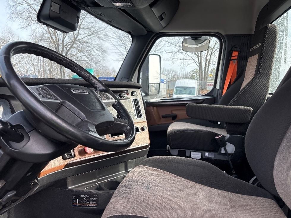 Day Cab Tractor-Heavy Duty Tractors-Freightliner-2021-T12664ST-Charlotte-NC-728,711\n\t\tmiles-$ 29,000 - Image 10