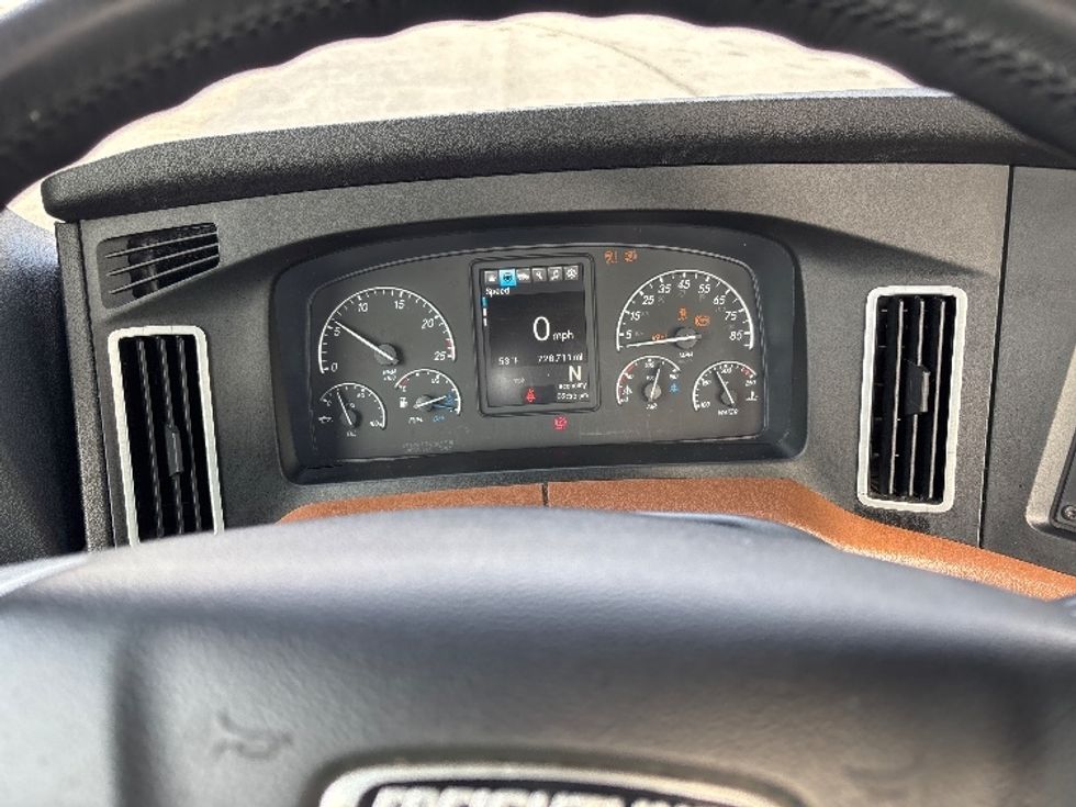 Day Cab Tractor-Heavy Duty Tractors-Freightliner-2021-T12664ST-Charlotte-NC-728,711\n\t\tmiles-$ 29,000 - Image 11