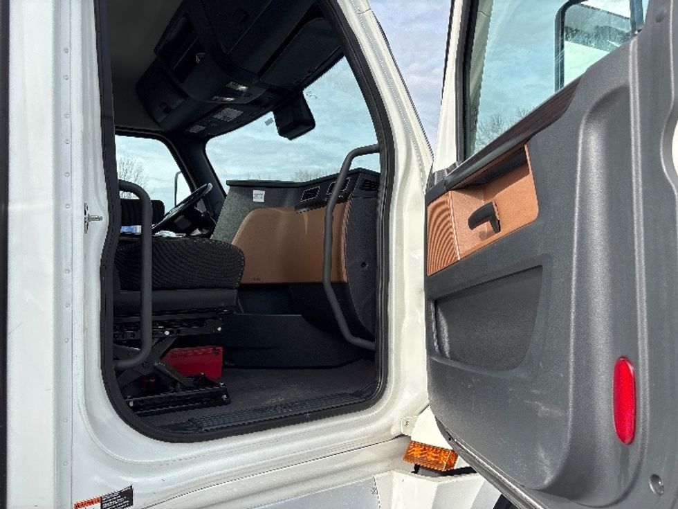 Day Cab Tractor-Heavy Duty Tractors-Freightliner-2021-T12664ST-Charlotte-NC-728,711\n\t\tmiles-$ 29,000 - Image 12