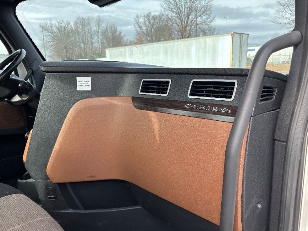 Day Cab Tractor-Heavy Duty Tractors-Freightliner-2021-T12664ST-Charlotte-NC-728,711\n\t\tmiles-$ 29,000 - Image 13