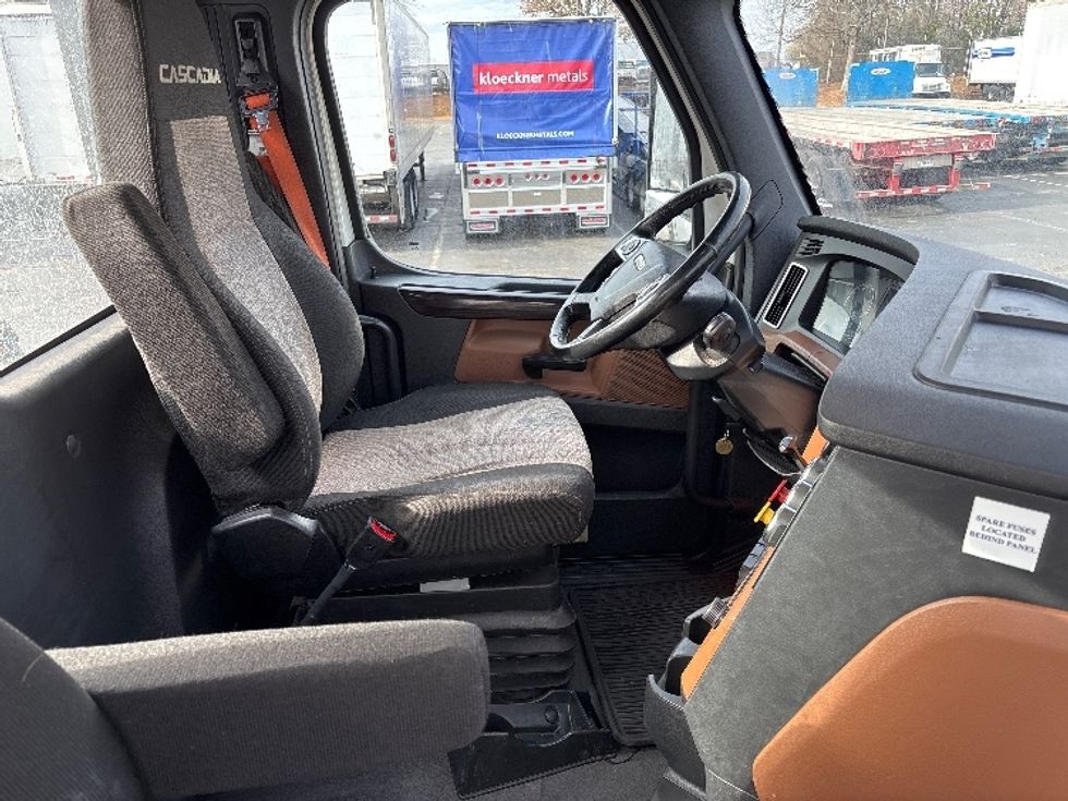 Day Cab Tractor-Heavy Duty Tractors-Freightliner-2021-T12664ST-Charlotte-NC-728,711\n\t\tmiles-$ 29,000 - Image 14