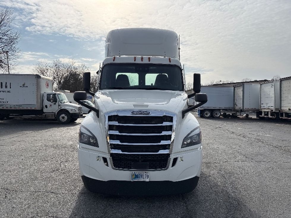 Day Cab Tractor-Heavy Duty Tractors-Freightliner-2021-T12664ST-Charlotte-NC-728,711\n\t\tmiles-$ 29,000 - Image 2