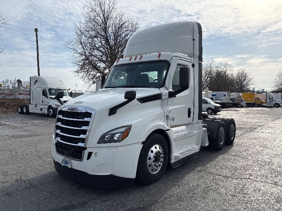 Day Cab Tractor-Heavy Duty Tractors-Freightliner-2021-T12664ST-Charlotte-NC-728,711\n\t\tmiles-$ 29,000 - Image 3