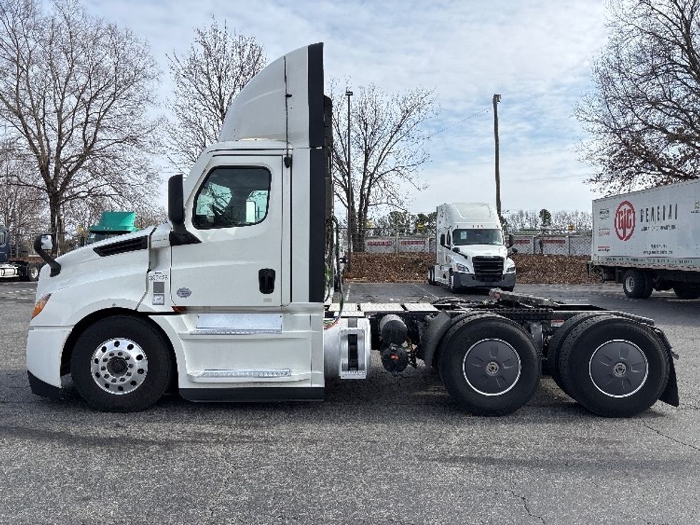 Day Cab Tractor-Heavy Duty Tractors-Freightliner-2021-T12664ST-Charlotte-NC-728,711\n\t\tmiles-$ 29,000 - Image 4