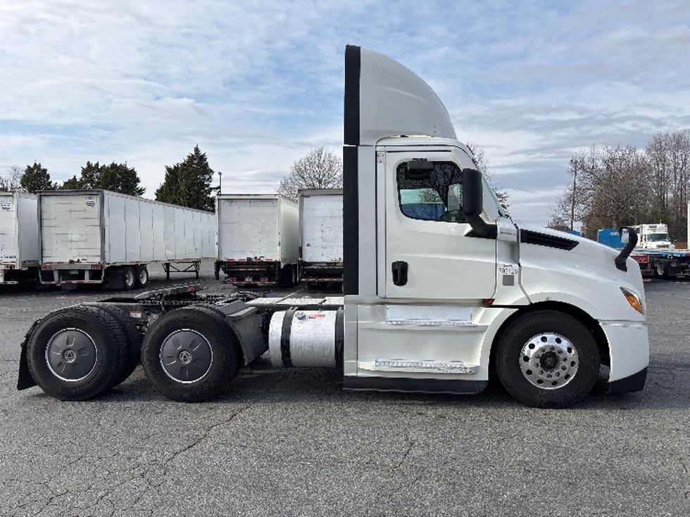 Day Cab Tractor-Heavy Duty Tractors-Freightliner-2021-T12664ST-Charlotte-NC-728,711\n\t\tmiles-$ 29,000 - Image 8