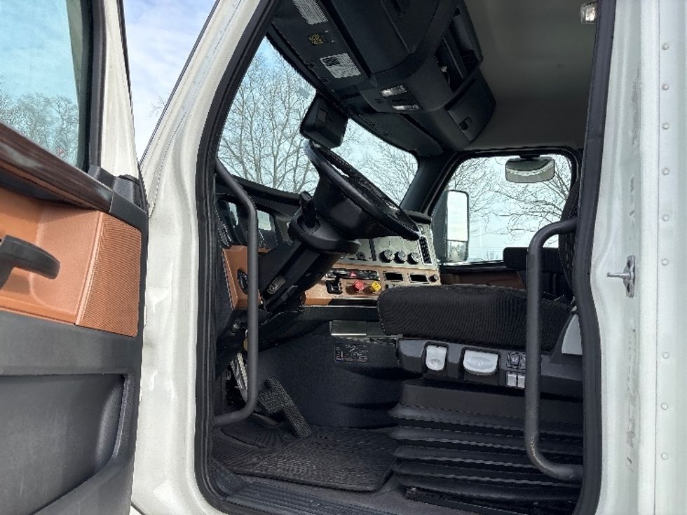 Day Cab Tractor-Heavy Duty Tractors-Freightliner-2021-T12664ST-Charlotte-NC-728,711\n\t\tmiles-$ 29,000 - Image 9