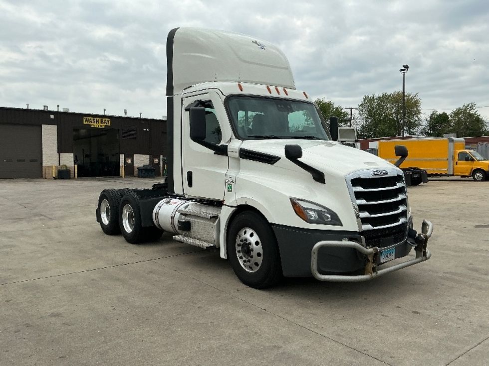 Day Cab Tractor-Heavy Duty Tractors-Freightliner-2021-T12664ST-Chicopee-MA-707,468\n\t\tmiles-$ 27,000 - Image 1