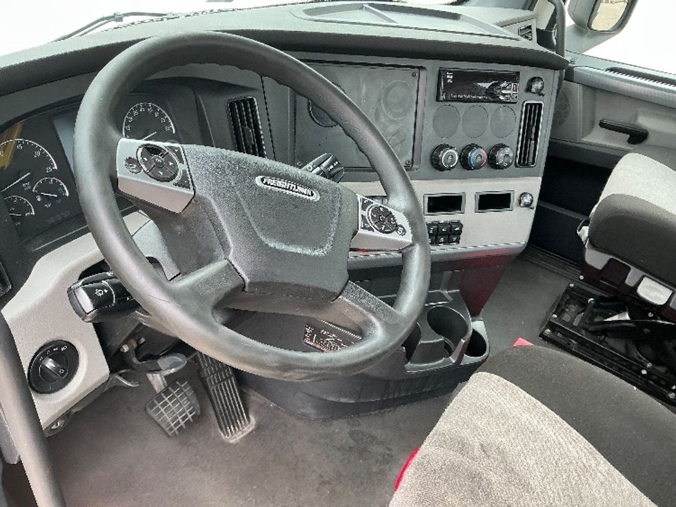 Day Cab Tractor-Heavy Duty Tractors-Freightliner-2021-T12664ST-Chicopee-MA-707,468\n\t\tmiles-$ 27,000 - Image 10
