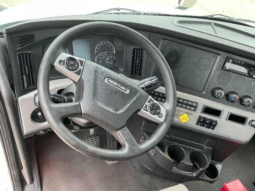 Day Cab Tractor-Heavy Duty Tractors-Freightliner-2021-T12664ST-Chicopee-MA-707,468\n\t\tmiles-$ 27,000 - Image 11