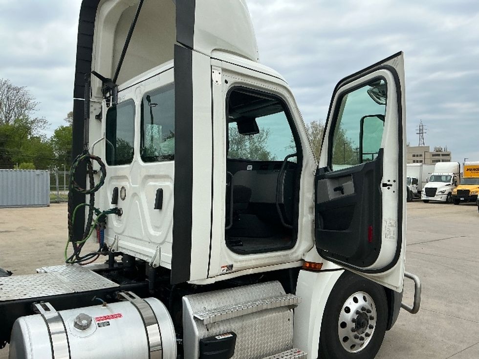 Day Cab Tractor-Heavy Duty Tractors-Freightliner-2021-T12664ST-Chicopee-MA-707,468\n\t\tmiles-$ 27,000 - Image 12