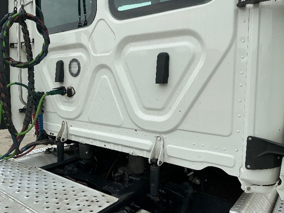 Day Cab Tractor-Heavy Duty Tractors-Freightliner-2021-T12664ST-Chicopee-MA-707,468\n\t\tmiles-$ 27,000 - Image 19