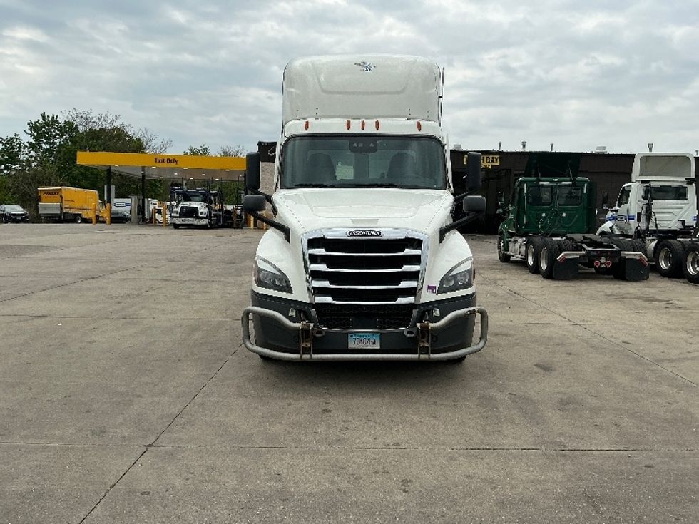 Day Cab Tractor-Heavy Duty Tractors-Freightliner-2021-T12664ST-Chicopee-MA-707,468\n\t\tmiles-$ 27,000 - Image 2