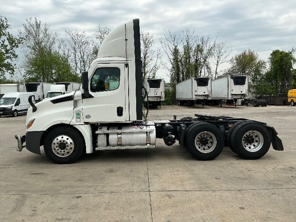 Day Cab Tractor-Heavy Duty Tractors-Freightliner-2021-T12664ST-Chicopee-MA-707,468\n\t\tmiles-$ 27,000 - Image 4