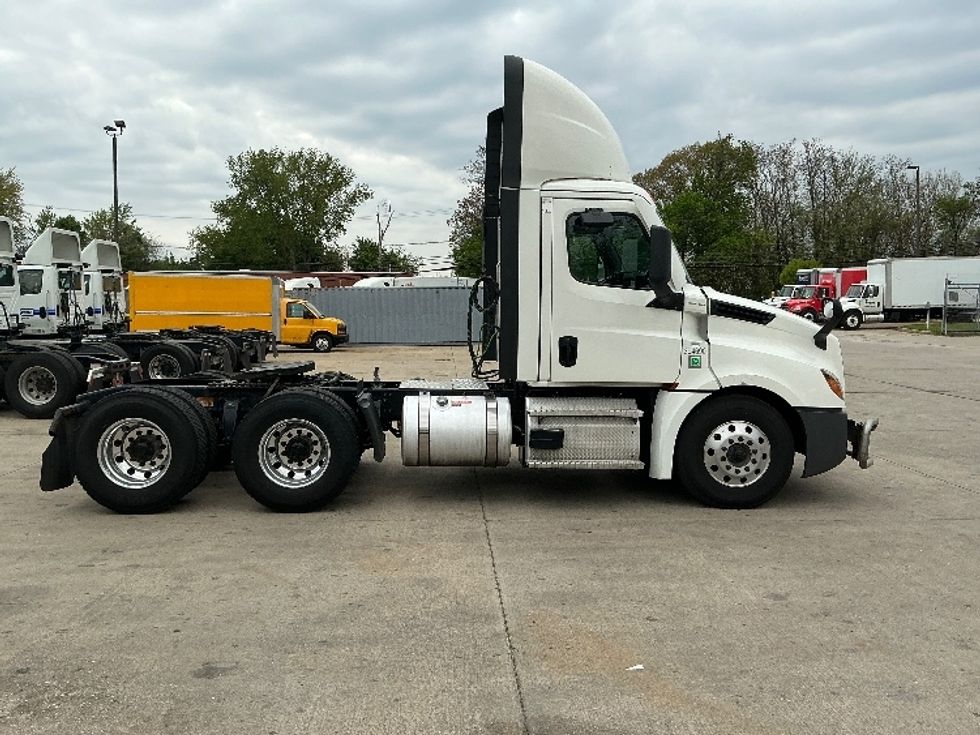 Day Cab Tractor-Heavy Duty Tractors-Freightliner-2021-T12664ST-Chicopee-MA-707,468\n\t\tmiles-$ 27,000 - Image 8
