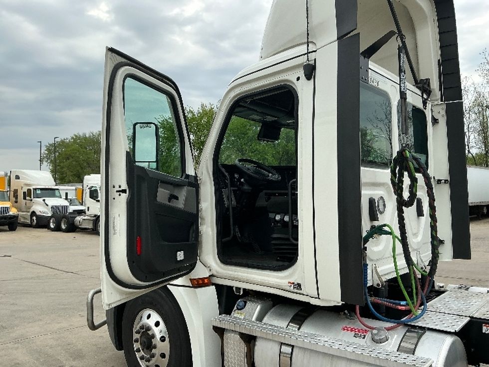 Day Cab Tractor-Heavy Duty Tractors-Freightliner-2021-T12664ST-Chicopee-MA-707,468\n\t\tmiles-$ 27,000 - Image 9
