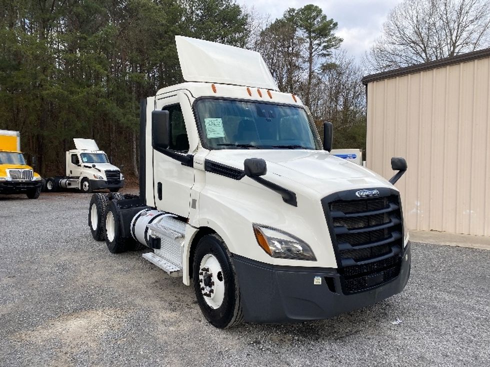 Day Cab Tractor-Heavy Duty Tractors-Freightliner-2021-T12664ST-Cleveland-TN-105,098\n\t\tmiles-$ 76,500 - Image 1
