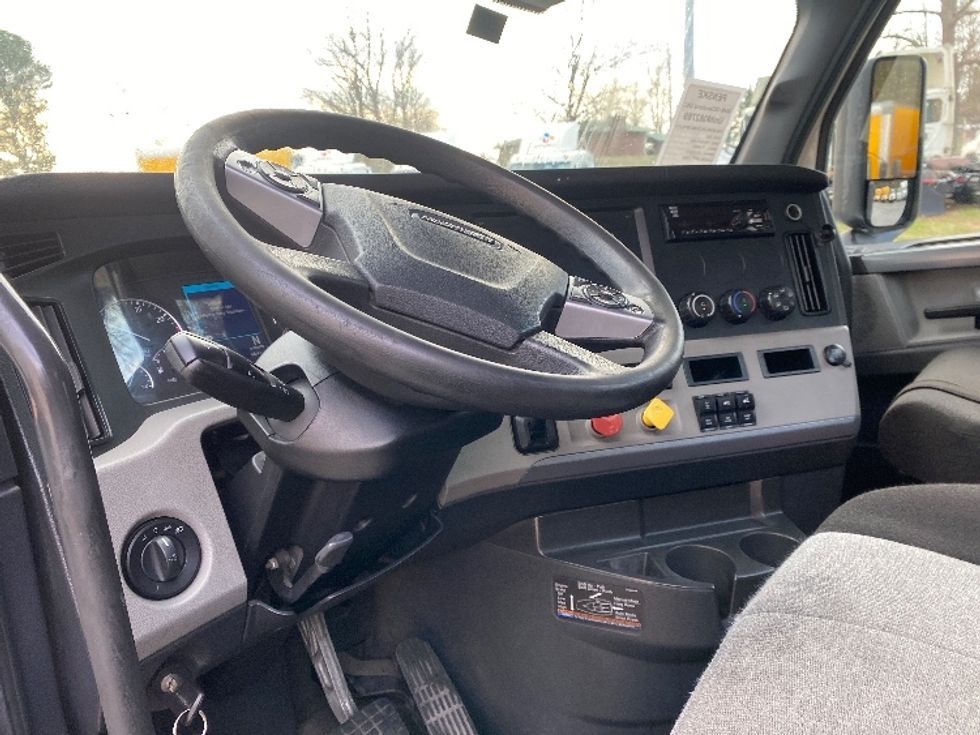 Day Cab Tractor-Heavy Duty Tractors-Freightliner-2021-T12664ST-Cleveland-TN-105,098\n\t\tmiles-$ 76,500 - Image 10