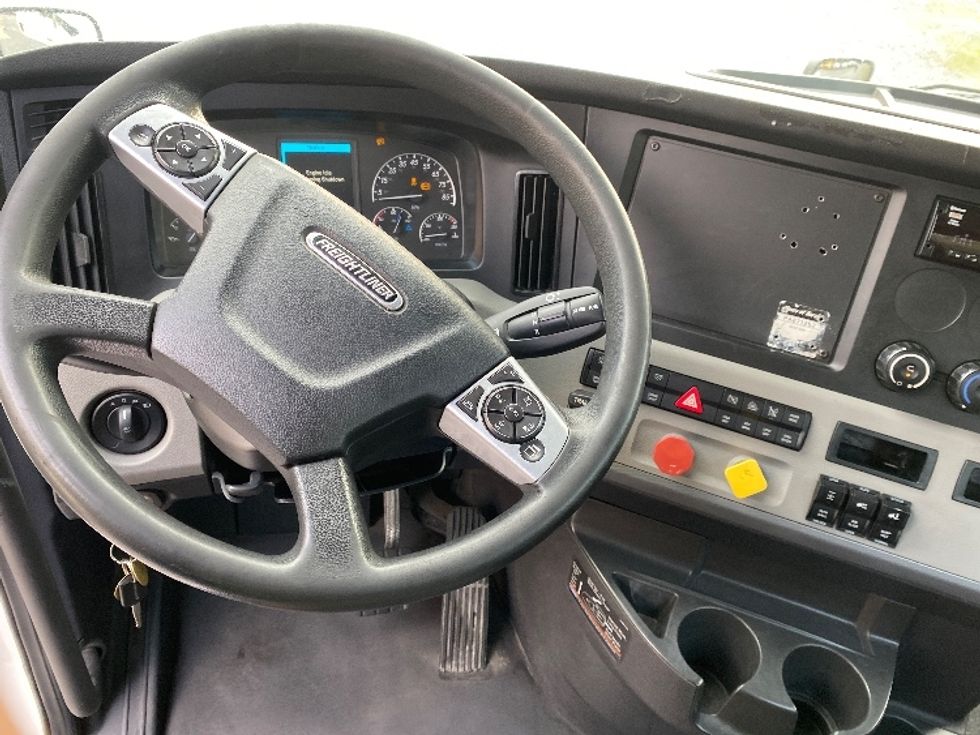 Day Cab Tractor-Heavy Duty Tractors-Freightliner-2021-T12664ST-Cleveland-TN-105,098\n\t\tmiles-$ 76,500 - Image 11