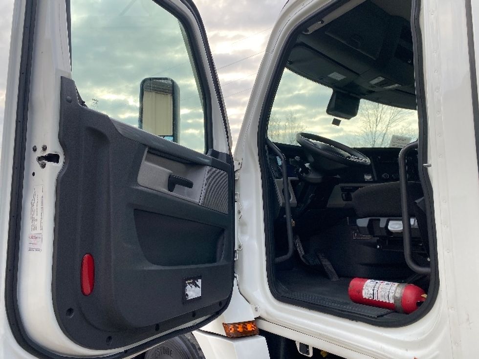 Day Cab Tractor-Heavy Duty Tractors-Freightliner-2021-T12664ST-Cleveland-TN-105,098\n\t\tmiles-$ 76,500 - Image 9