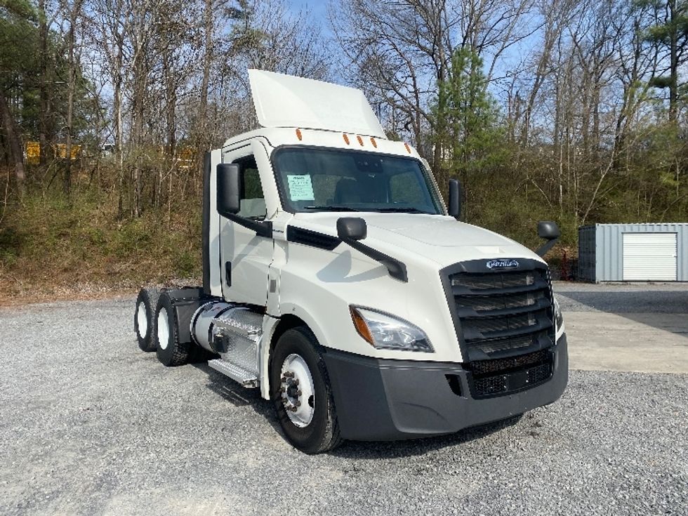 Day Cab Tractor-Heavy Duty Tractors-Freightliner-2021-T12664ST-Cleveland-TN-137,143\n\t\tmiles-$ 74,250 - Image 1