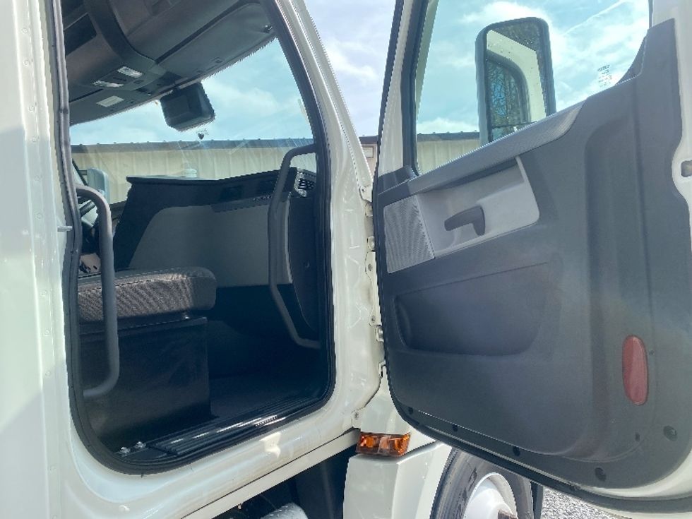 Day Cab Tractor-Heavy Duty Tractors-Freightliner-2021-T12664ST-Cleveland-TN-137,143\n\t\tmiles-$ 74,250 - Image 12