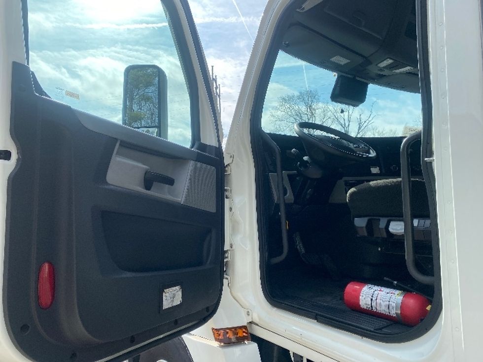 Day Cab Tractor-Heavy Duty Tractors-Freightliner-2021-T12664ST-Cleveland-TN-137,143\n\t\tmiles-$ 74,250 - Image 9