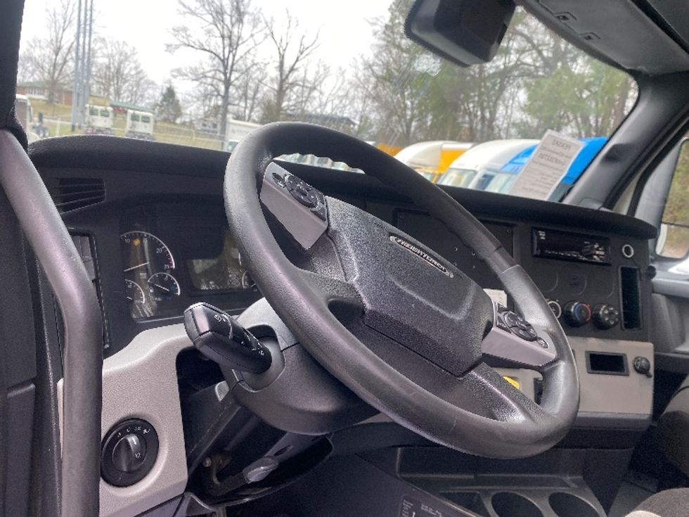 Day Cab Tractor-Heavy Duty Tractors-Freightliner-2021-T12664ST-Cleveland-TN-153,409\n\t\tmiles-$ 73,250 - Image 10
