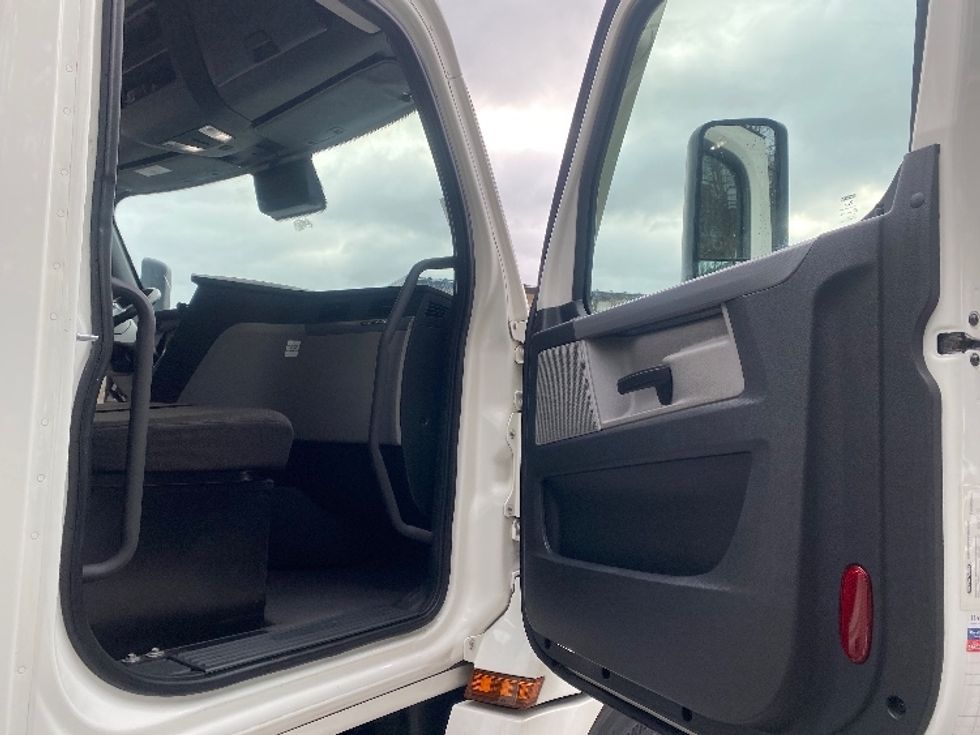 Day Cab Tractor-Heavy Duty Tractors-Freightliner-2021-T12664ST-Cleveland-TN-153,409\n\t\tmiles-$ 73,250 - Image 12