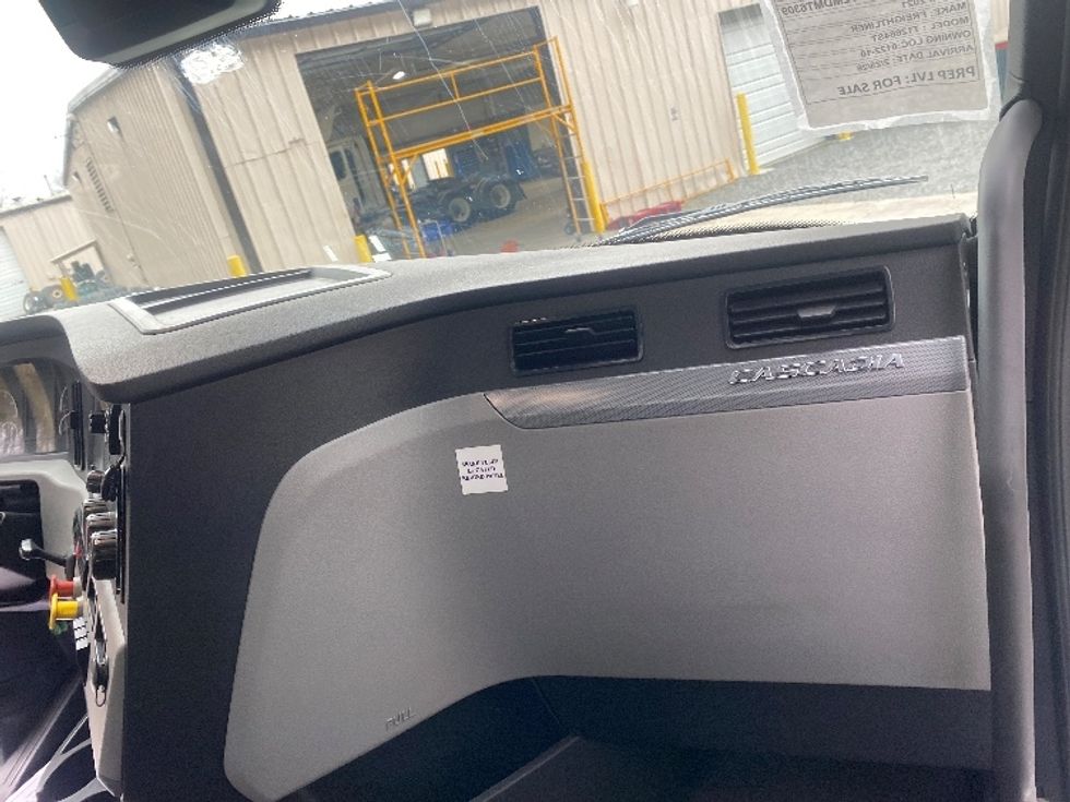 Day Cab Tractor-Heavy Duty Tractors-Freightliner-2021-T12664ST-Cleveland-TN-153,409\n\t\tmiles-$ 73,250 - Image 13