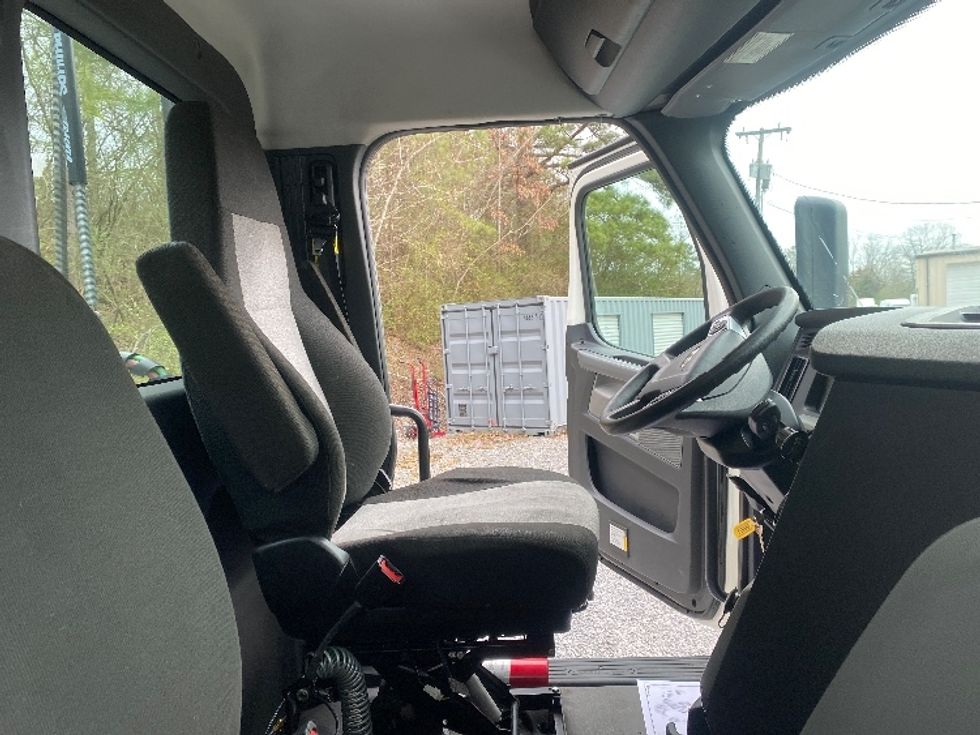 Day Cab Tractor-Heavy Duty Tractors-Freightliner-2021-T12664ST-Cleveland-TN-153,409\n\t\tmiles-$ 73,250 - Image 14