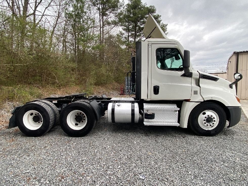 Day Cab Tractor-Heavy Duty Tractors-Freightliner-2021-T12664ST-Cleveland-TN-153,409\n\t\tmiles-$ 73,250 - Image 8