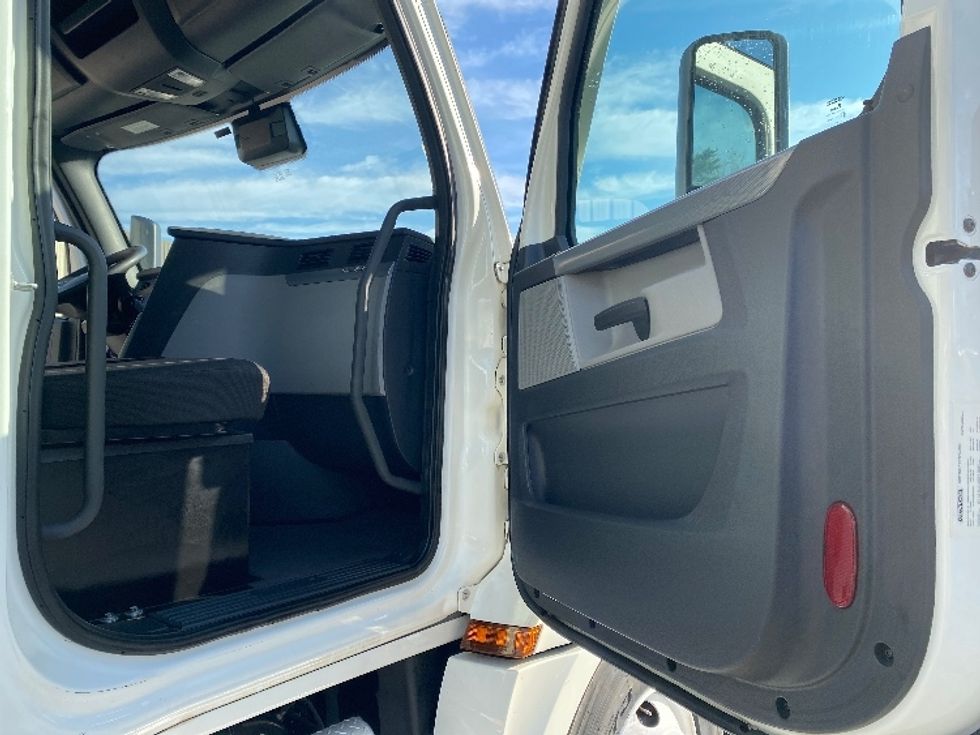 Day Cab Tractor-Heavy Duty Tractors-Freightliner-2021-T12664ST-Cleveland-TN-167,019\n\t\tmiles-$ 72,250 - Image 12