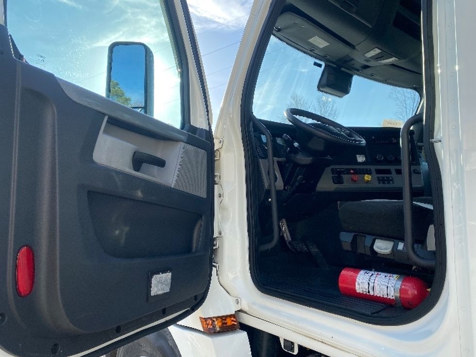 Day Cab Tractor-Heavy Duty Tractors-Freightliner-2021-T12664ST-Cleveland-TN-167,019\n\t\tmiles-$ 72,250 - Image 9