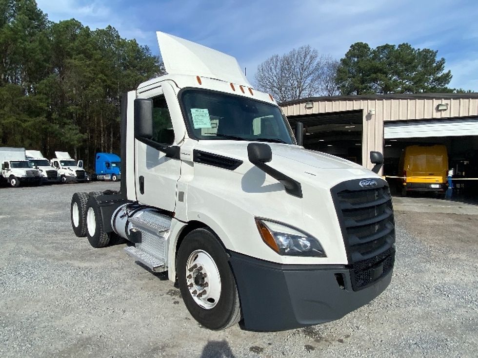 Day Cab Tractor-Heavy Duty Tractors-Freightliner-2021-T12664ST-Cleveland-TN-203,466\n\t\tmiles-$ 70,000 - Image 1