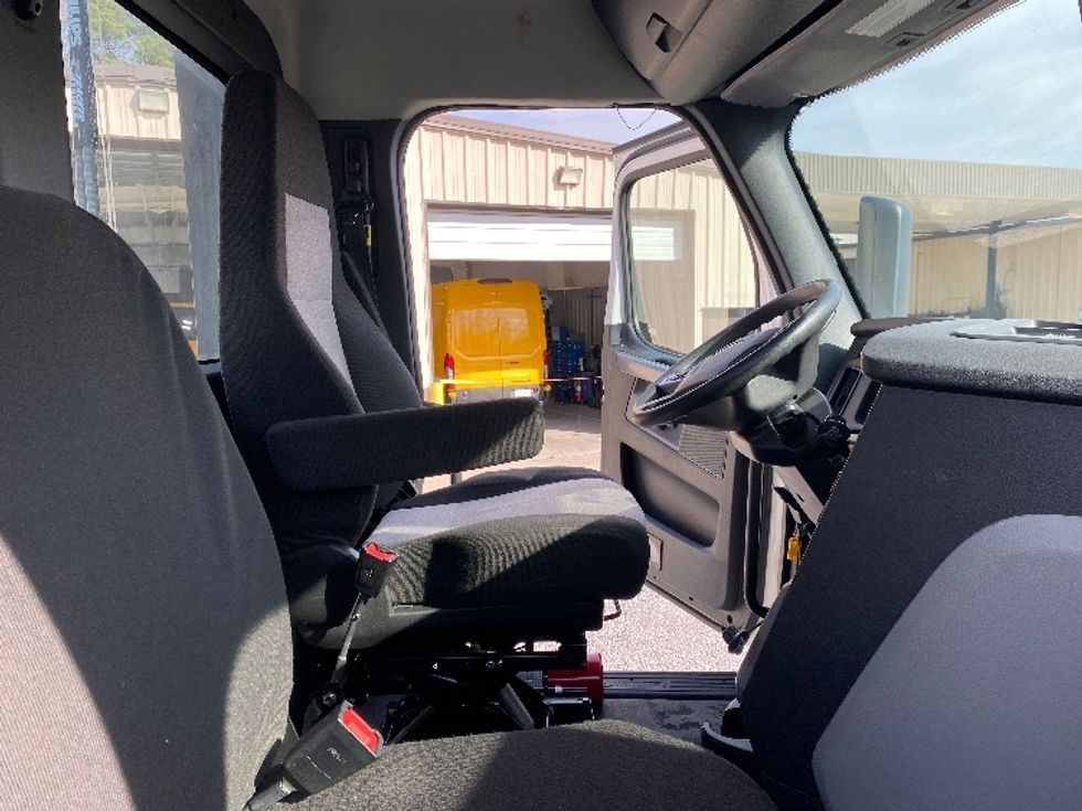 Day Cab Tractor-Heavy Duty Tractors-Freightliner-2021-T12664ST-Cleveland-TN-203,466\n\t\tmiles-$ 70,000 - Image 14