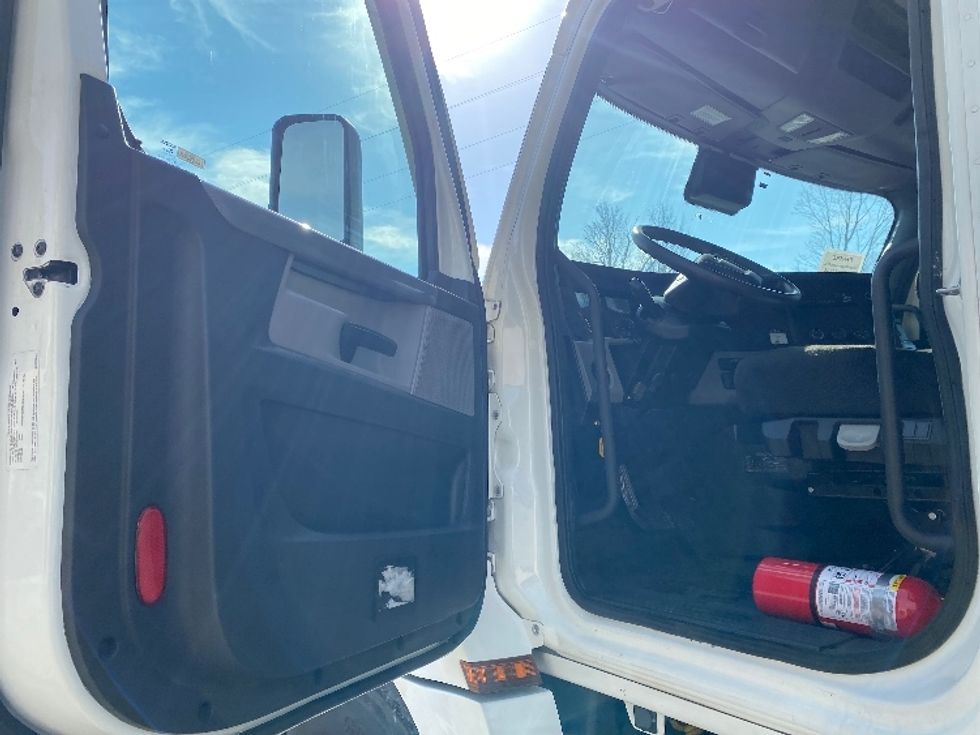 Day Cab Tractor-Heavy Duty Tractors-Freightliner-2021-T12664ST-Cleveland-TN-203,466\n\t\tmiles-$ 70,000 - Image 9