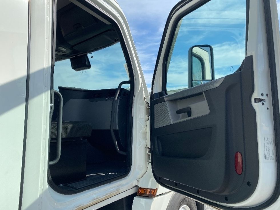 Day Cab Tractor-Heavy Duty Tractors-Freightliner-2021-T12664ST-Cleveland-TN-203,466\n\t\tmiles-$ 71,000 - Image 12