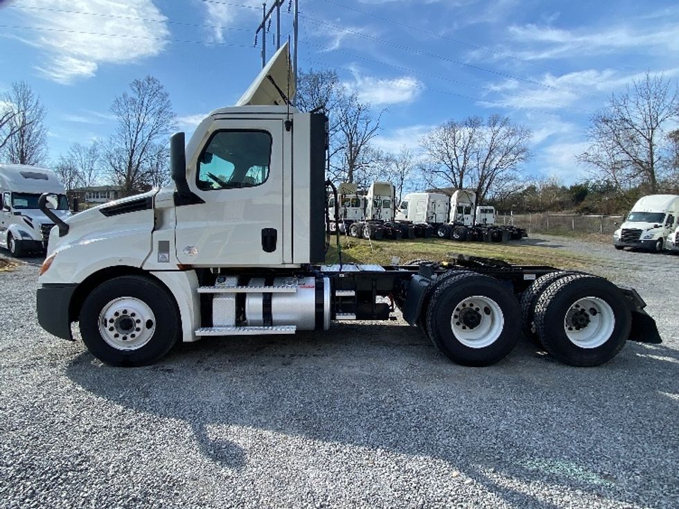 Day Cab Tractor-Heavy Duty Tractors-Freightliner-2021-T12664ST-Cleveland-TN-203,466\n\t\tmiles-$ 71,000 - Image 4