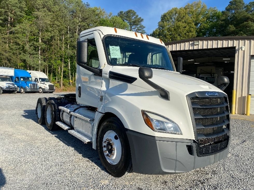 Day Cab Tractor-Heavy Duty Tractors-Freightliner-2021-T12664ST-Cleveland-TN-216,860\n\t\tmiles-$ 64,000 - Image 1